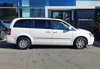 Подержанный автомобиль Chrysler Town & Country 2010 года (4 фото)