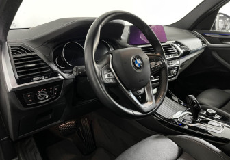 Подержанный автомобиль BMW X3 2020 года (12 фото)