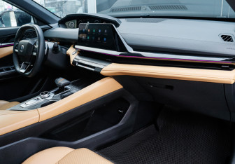 Подержанный автомобиль Changan UNI-V 2023 года (9 фото)