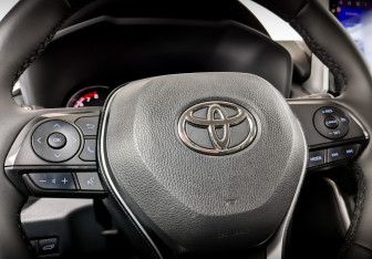 Подержанный автомобиль Toyota RAV4 2021 года (25 фото)