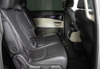 Подержанный автомобиль Kia Carnival 2022 года (10 фото)