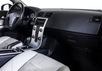 Подержанный автомобиль Volvo C30 2012 года (10 фото)