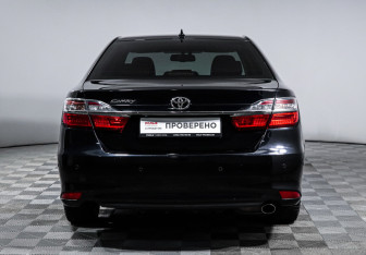 Подержанный автомобиль Toyota Camry Sedan 2017 года (6 фото)