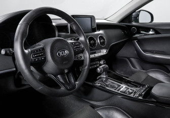 Подержанный автомобиль Kia Stinger 2018 года (14 фото)