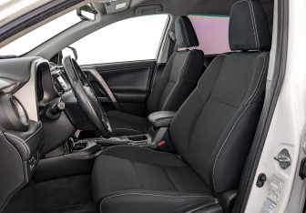 Подержанный автомобиль Toyota RAV4 2016 года (20 фото)