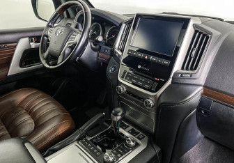 Подержанный автомобиль Toyota Land Cruiser Suv 2019 года (9 фото)