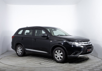 Подержанный автомобиль Mitsubishi Outlander 2017 года (3 фото)