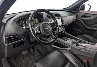 Подержанный автомобиль Jaguar F-Pace 2017 года (15 фото)