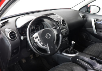 Подержанный автомобиль Nissan Qashqai 2008 года (9 фото)