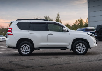 Подержанный автомобиль Toyota Land Cruiser Prado 2015 года (4 фото)