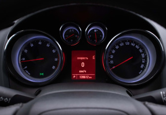 Подержанный автомобиль Opel Astra Hatchback 2013 года (12 фото)