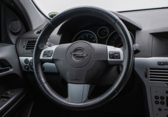 Подержанный автомобиль Opel Astra Wagon 2011 года (15 фото)