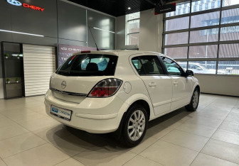 Подержанный автомобиль Opel Astra Sedan 2012 года (4 фото)