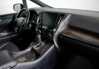 Подержанный автомобиль Toyota Alphard 2021 года (9 фото)