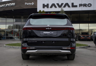 Подержанный автомобиль Kia Carnival 2021 года (6 фото)