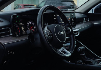 Подержанный автомобиль Kia K5 2021 года (13 фото)
