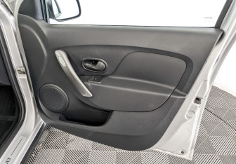 Подержанный автомобиль Renault Sandero 2018 года (24 фото)