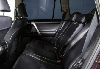 Подержанный автомобиль Toyota Land Cruiser Prado 2010 года (15 фото)