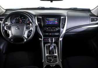 Подержанный автомобиль Mitsubishi Pajero Sport 2019 года (12 фото)
