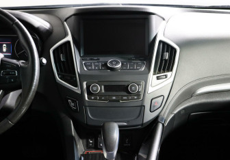 Подержанный автомобиль DongFeng AX7 2017 года (10 фото)