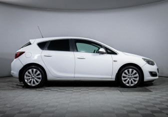 Подержанный автомобиль Opel Astra Hatchback 2014 года (4 фото)