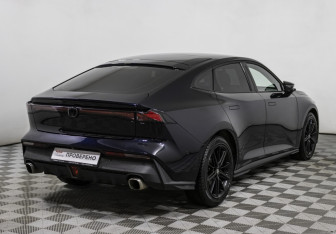 Подержанный автомобиль Changan UNI-V 2023 года (5 фото)