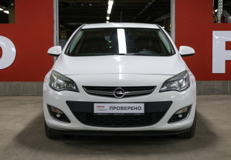 Подержанный автомобиль Opel Astra Hatchback 2012 года (2 фото)