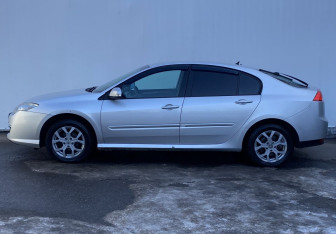 Подержанный автомобиль Renault Laguna Liftback 2009 года (8 фото)