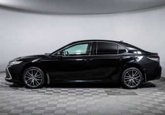 Подержанный автомобиль Toyota Camry Sedan 2021 года (8 фото)