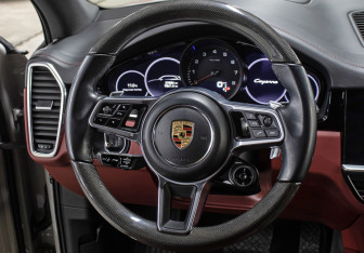 Подержанный автомобиль Porsche Cayenne 2021 года (17 фото)