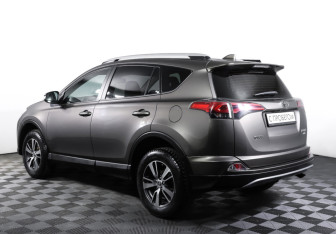 Подержанный автомобиль Toyota RAV4 2017 года (7 фото)