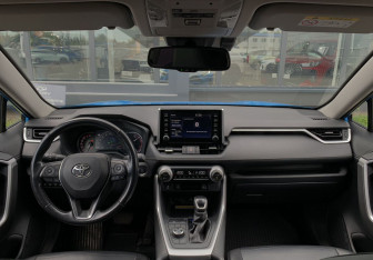 Подержанный автомобиль Toyota RAV4 2020 года (14 фото)
