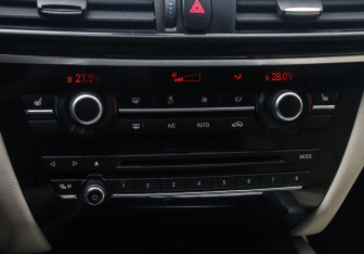 Подержанный автомобиль BMW X5 2016 года (16 фото)