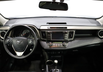 Подержанный автомобиль Toyota RAV4 2015 года (13 фото)
