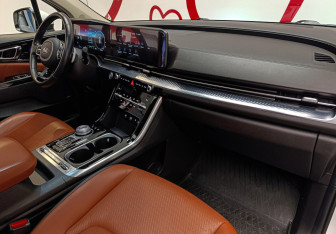 Подержанный автомобиль Kia Carnival 2021 года (7 фото)
