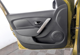 Подержанный автомобиль Renault Sandero 2018 года (19 фото)