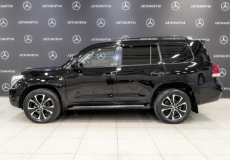 Подержанный автомобиль Toyota Land Cruiser Suv 2010 года (8 фото)