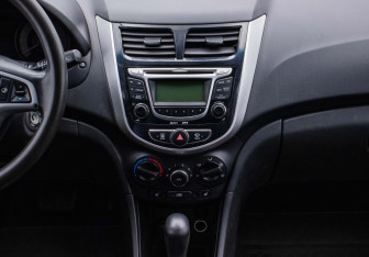 Подержанный автомобиль Hyundai Solaris Hatchback 2012 года (14 фото)