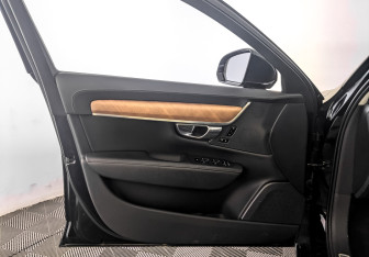 Подержанный автомобиль Volvo S90 2020 года (19 фото)