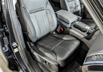 Подержанный автомобиль Land Rover Discovery 2017 года (24 фото)