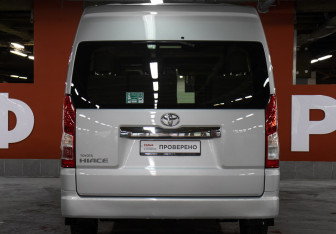 Подержанный автомобиль Toyota HiAce 2021 года (6 фото)