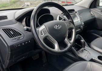 Подержанный автомобиль Hyundai ix35 2011 года (13 фото)