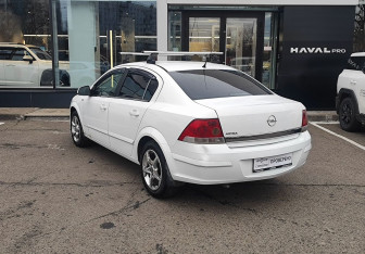 Подержанный автомобиль Opel Astra Sedan 2013 года (7 фото)