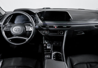 Подержанный автомобиль Hyundai Sonata 2021 года (12 фото)