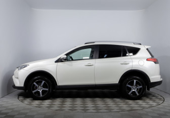 Подержанный автомобиль Toyota RAV4 2017 года (8 фото)