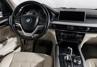 Подержанный автомобиль BMW X5 2017 года (15 фото)