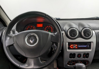 Подержанный автомобиль Renault Sandero 2012 года (20 фото)