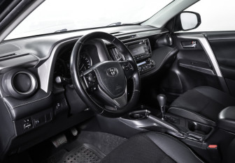 Подержанный автомобиль Toyota RAV4 2018 года (15 фото)