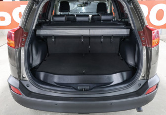 Подержанный автомобиль Toyota RAV4 2013 года (10 фото)