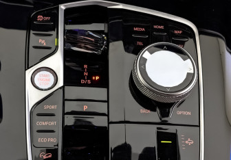 Подержанный автомобиль BMW X7 2024 года (21 фото)